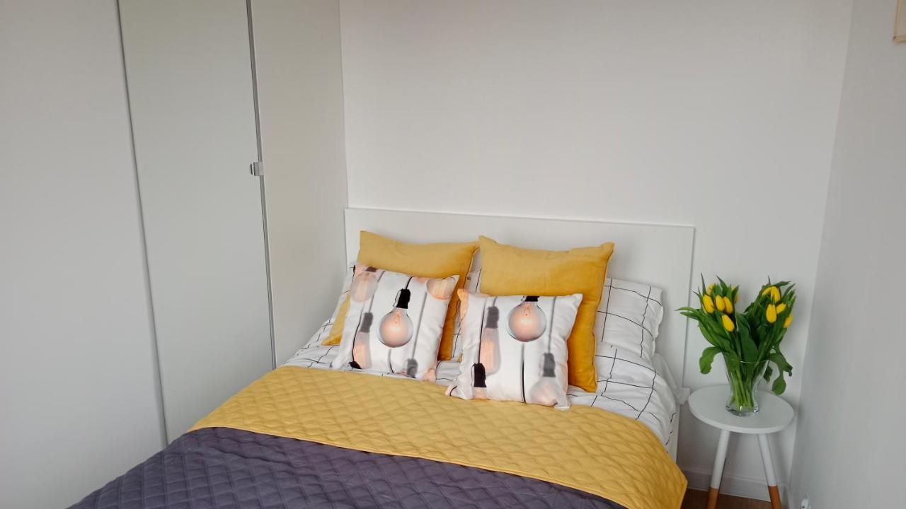 Apartament Dwupokojowy ออสตรอเวียตซ์ชเวียนตอกชิสกี ภายนอก รูปภาพ