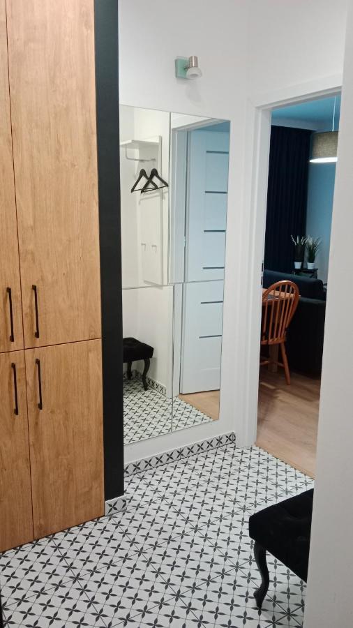 Apartament Dwupokojowy ออสตรอเวียตซ์ชเวียนตอกชิสกี ภายนอก รูปภาพ